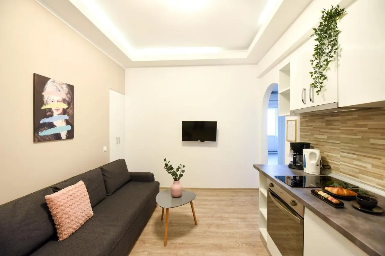 Pastel Hues - Homey Central Apartment Near Armeneasca Bucharest