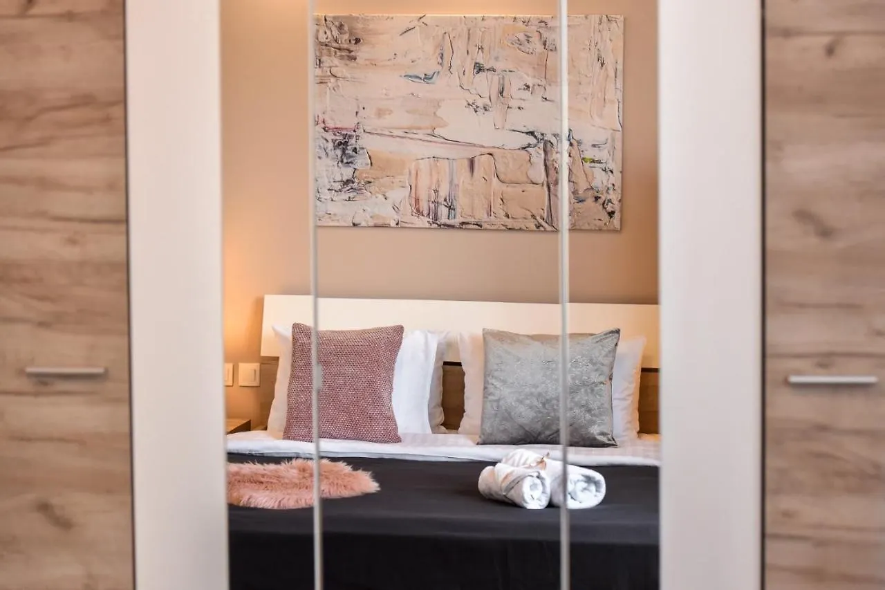 Pastel Hues - Homey Central Apartment Near Armeneasca Bucharest