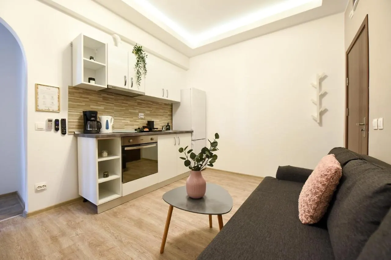 Pastel Hues - Homey Central Apartment Near Armeneasca Bucharest