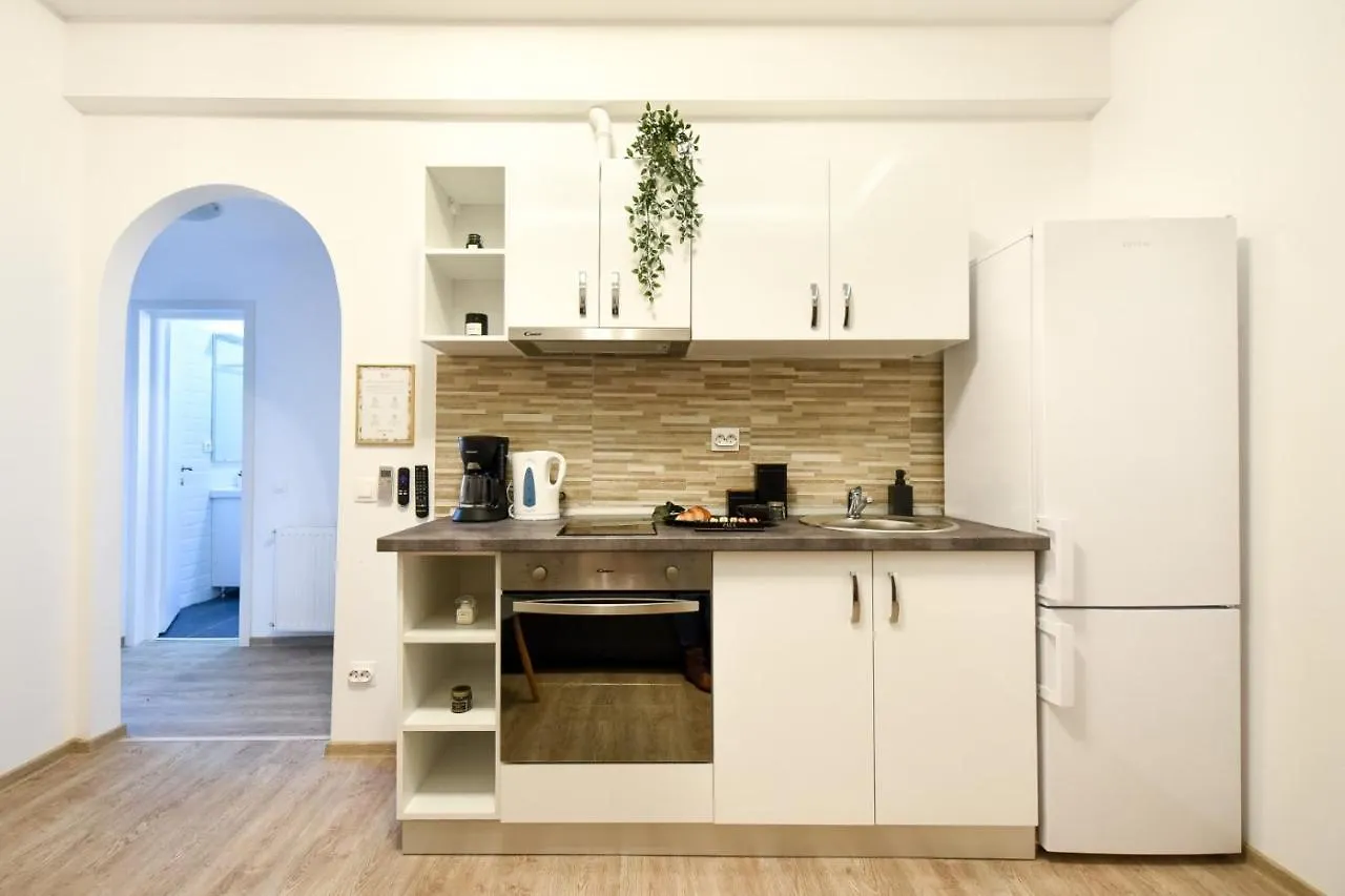 Pastel Hues - Homey Central Apartment Near Armeneasca Bucharest Romania